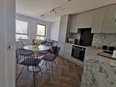 Spacious & Modern 2-Bedroom Flat in Edinburgh  Main Photo