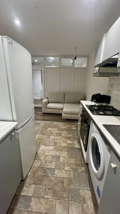 Newly refurbished. 3 bedroom maisonette flat Main Photo