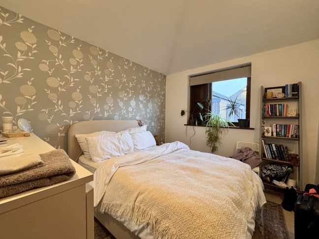 *bills included - unfurnished double room  Main Photo