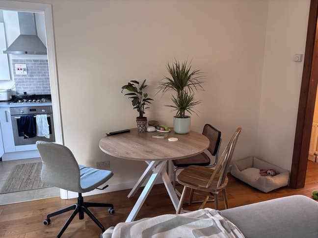 Bedroom in cosy 2 bed flat 5 min walk Ealing Br Main Photo