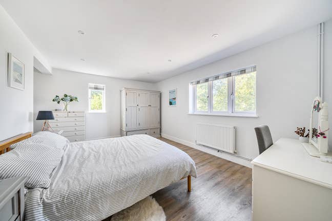 Spacious room with ensuite in stylish 5 bed house  Main Photo
