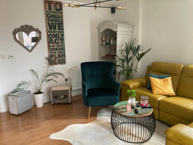 Furnished double room with balcony and Wi-Fi. Main Photo