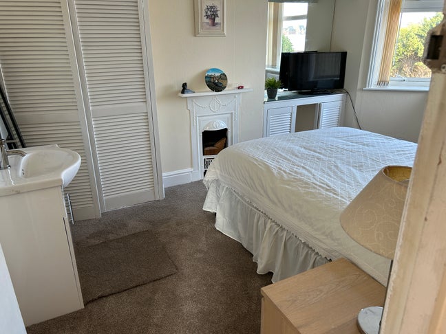 Large Double Room Central Lymington Main Photo