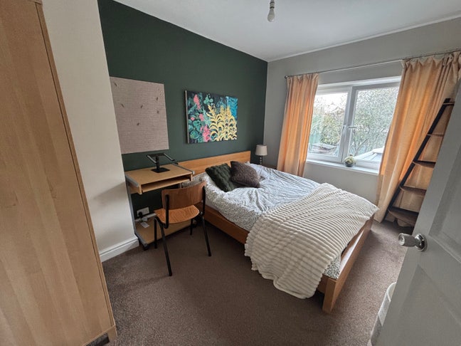 Bright, double room, close to Hospital  Main Photo