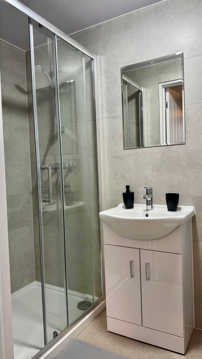 Large Newly refurbished Bedroom with En-suite  Main Photo