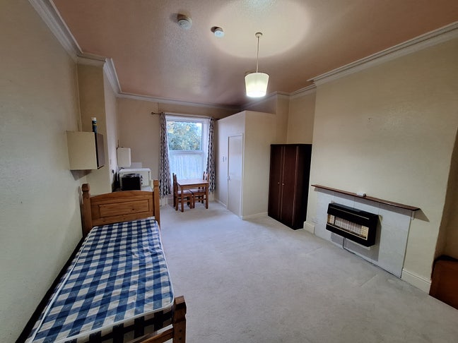 Rent Furnished Large 1-Bedroom Room with Ensuite  Main Photo