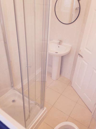 Nice big double ROOM in straford with toilet basin Main Photo