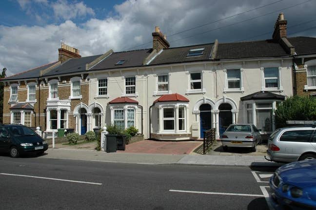 Two Bedroomed Garden Flat-on Road Parking Main Photo