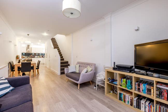 3 Bed 2 Bath Garden Flat to Let in Hackney E5 Main Photo