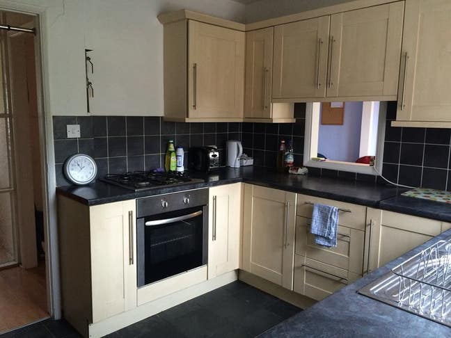 No summer rent £390 pppcm bills included students  Main Photo