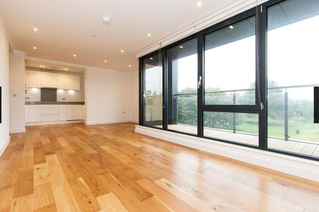 Bright Double Ensuite Room in a large, modern flat Main Photo