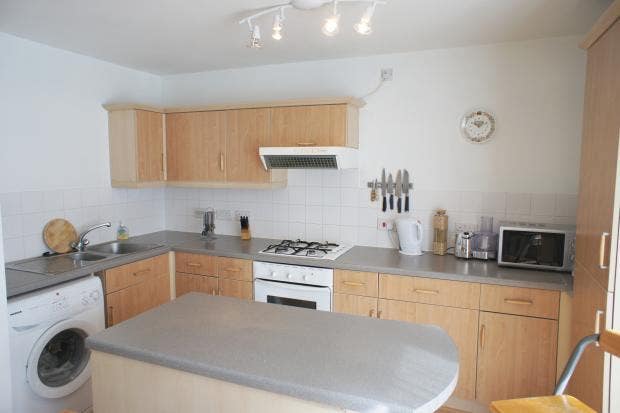 Excellent Location-Less than 5 minutes walk to Uni Main Photo