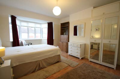 Large double room in friendly house - suits female Main Photo
