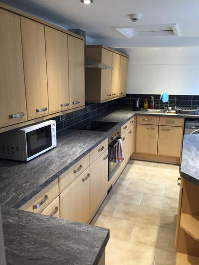 Large furnished room in town centre house Main Photo