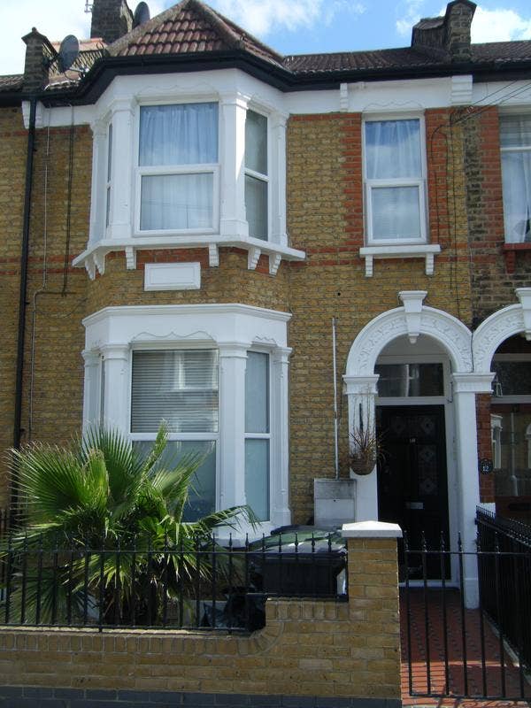 Newly decorated Double Room in Modern 2 bed flat Main Photo