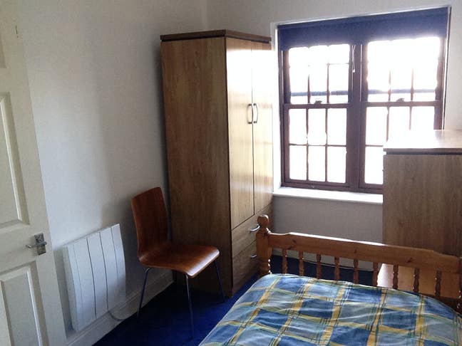 Single bedroom in large and spacious flat Main Photo