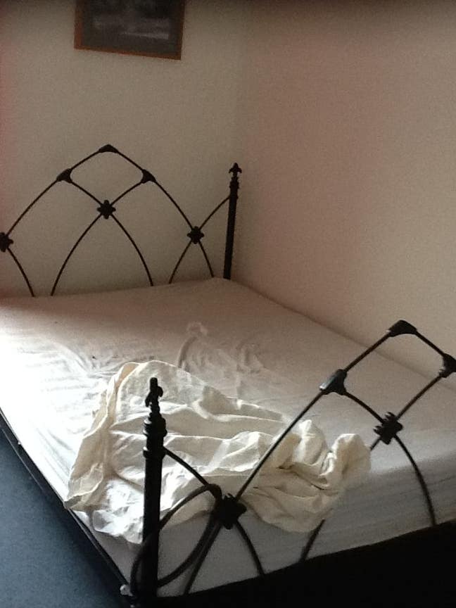 Large double bedroom ,fully furnished in shared Main Photo