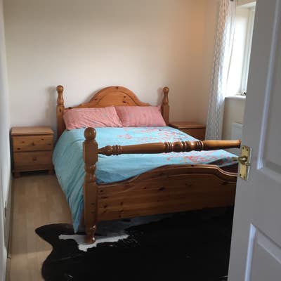 One large kingsize fully furnished bedroom. Main Photo