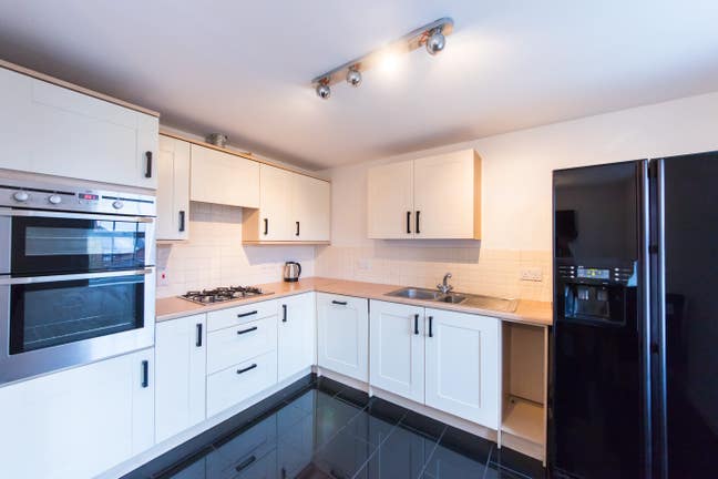 Luxury Ensuite Room Available near M4&A33  Main Photo