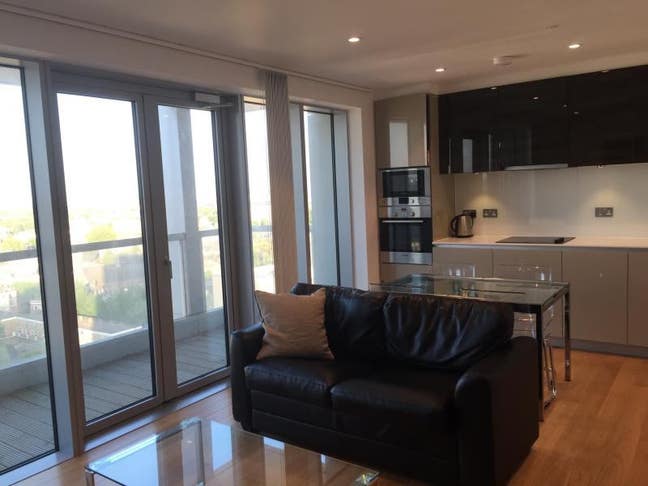 Beautiful double ensuite in new apartment Main Photo