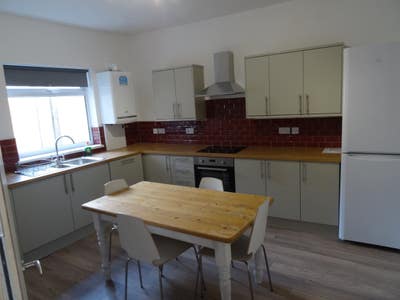 Large double in 4 Bed Victorian terrace Main Photo