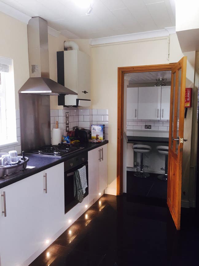 Double room in shared house opposite R D & E.  Main Photo