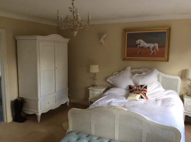 * Large Double room ensuite Upper Basildon * Main Photo