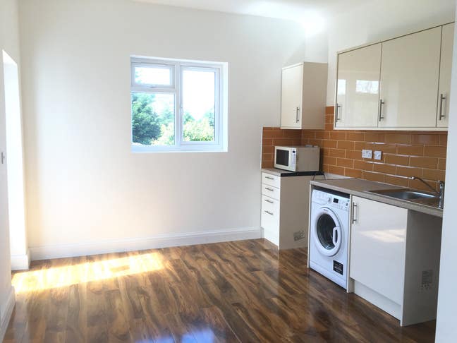Modern Apartment Annex in Harrow  Main Photo