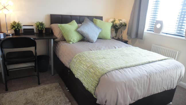 Well Appointed Room In Lovely Accommodation Main Photo