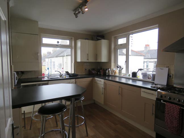 A double room available in friendly flat Main Photo
