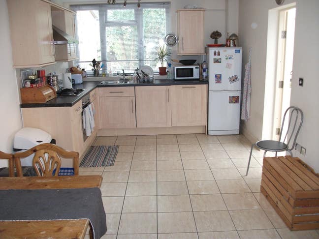 Large room in 2 bed flat to let Iffey borders. Main Photo