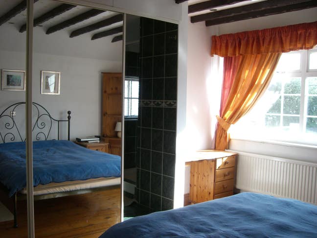 En Suite Double Bedroom Addlestone Main Photo