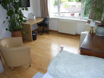 Safe sunny room in flat near University of Glasgow Main Photo