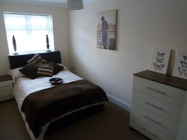 Beautiful Double Room Close to Town & Station Main Photo