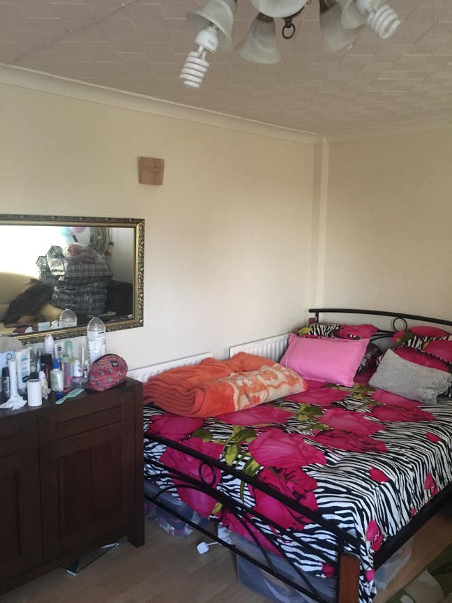 Amazing Extra Large Master Room with Tv  Main Photo