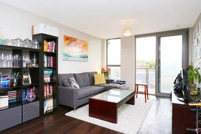 Modern 2 bed / 2 bath apartment Main Photo