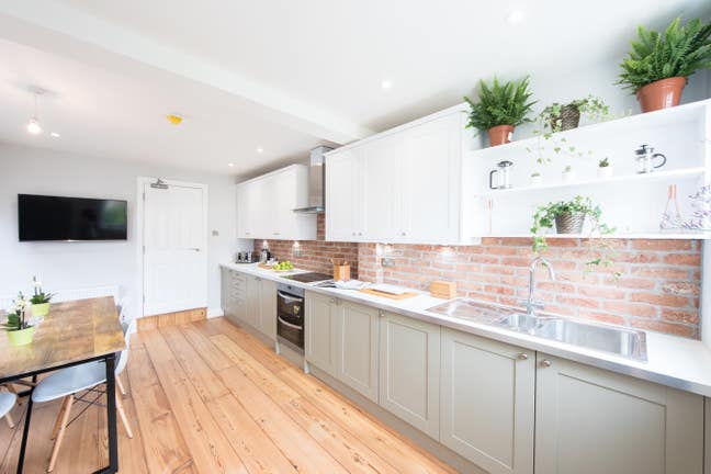 One Beautiful Ensuite Room Close to Amenities Main Photo