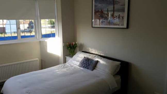 A lovely detached house with 2 rooms to rent. Main Photo