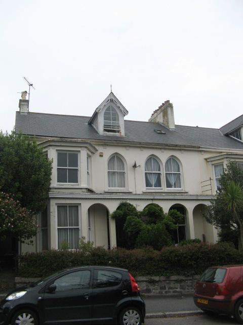Large single bedroom  in shared  8 bed family hse Main Photo