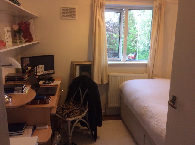 Single room in friendly family home . Main Photo
