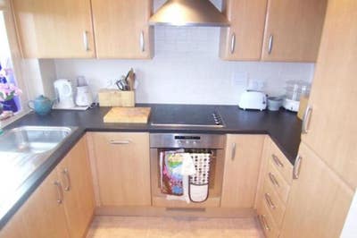 Double room for rent - 10 min walk from station Main Photo