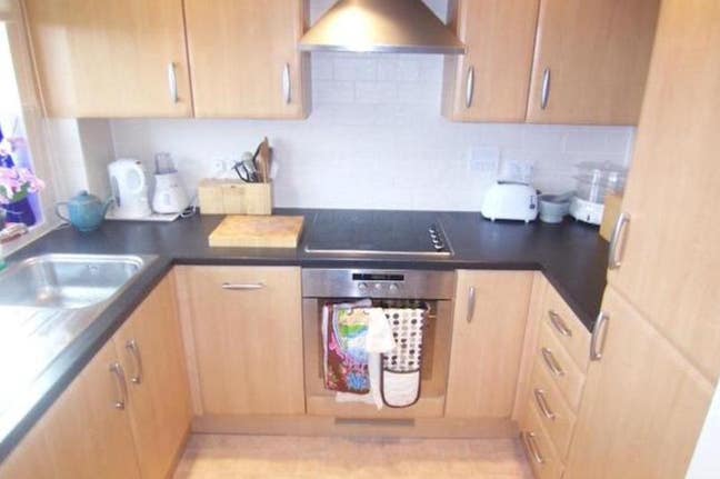 Double room for rent - 10 min walk from station Main Photo