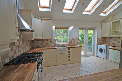 Large room- minutes from Watford & Warner Brothers Main Photo