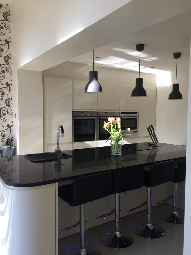 Double bedrooms in a  large family home Main Photo