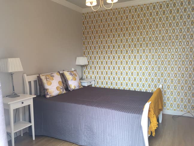 Beautiful room and home - parking on street Main Photo