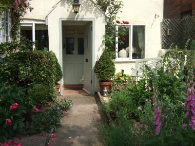 Delightful Secluded Cottage Main Photo