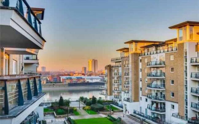 Beautiful room with river view in girlie flat  Main Photo