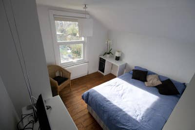 Mon to Fri  double room, bathroom on own floor Main Photo