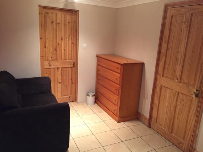 Single Room with Ensuite Cloakroom and Shower Main Photo