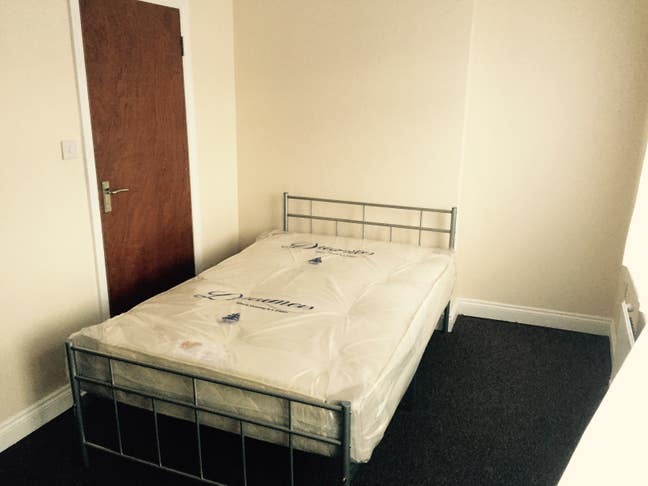 Tidy and clean good sized en-suite double room!! Main Photo